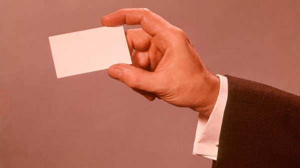 Dłoń trzymająca wizytówkę