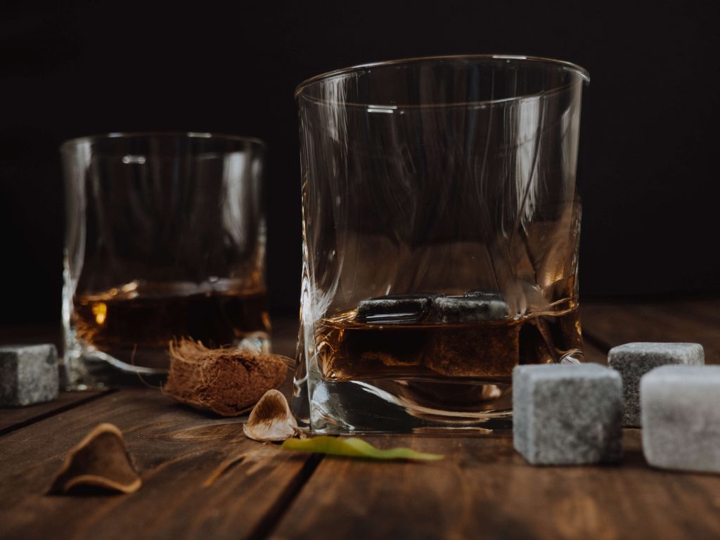 Szklanki i kostki do whisky