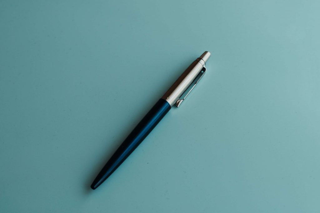 Długopis na niebieskim tle