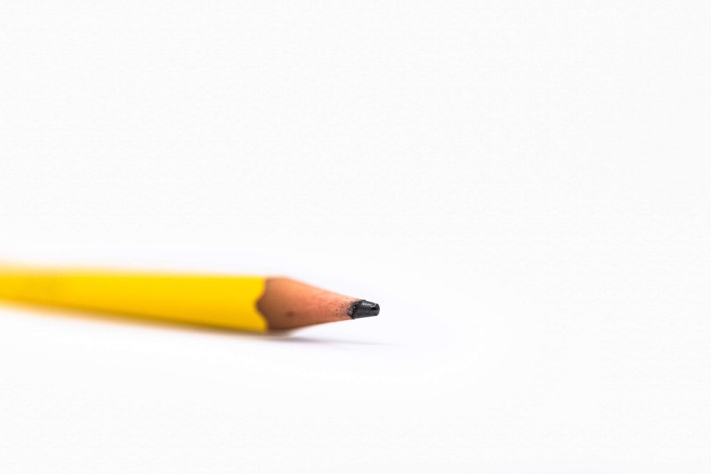 Żółty ołówek na białym tle 
