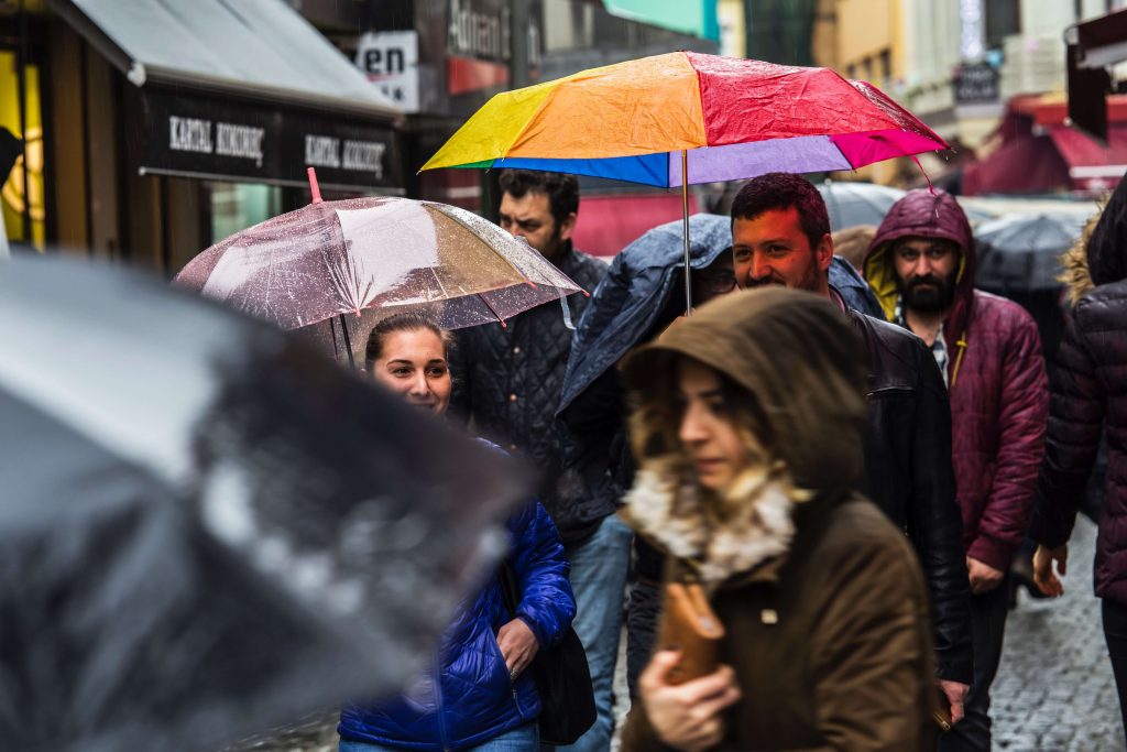 Ludzie z parasolkami na ulicy