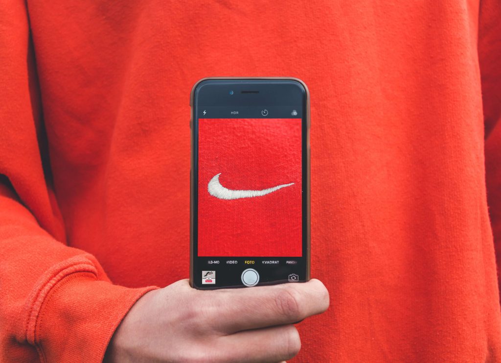 Logo firmy Nike na ekranie telefonu