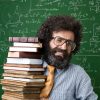 Nauczyciel matematyki ze stosem książek