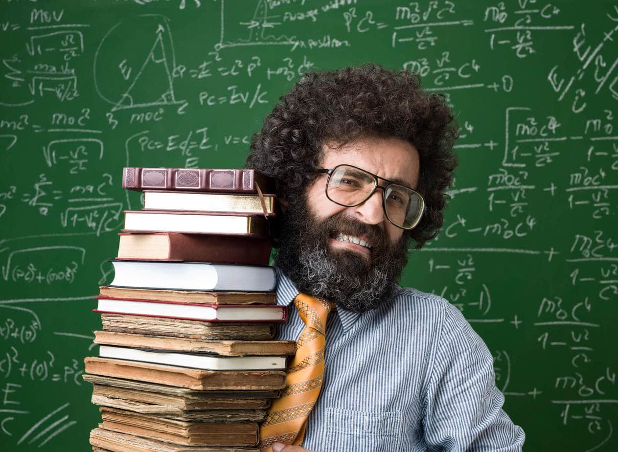 Nauczyciel matematyki ze stosem książek
